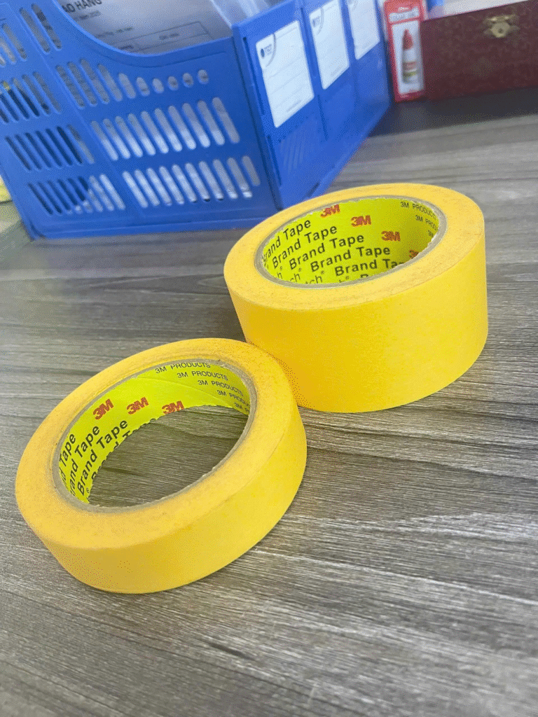 Băng dính giấy 3M 244 với kết cấu cuộn chắc chắn, bề mặt mịn lì đặc trưng)