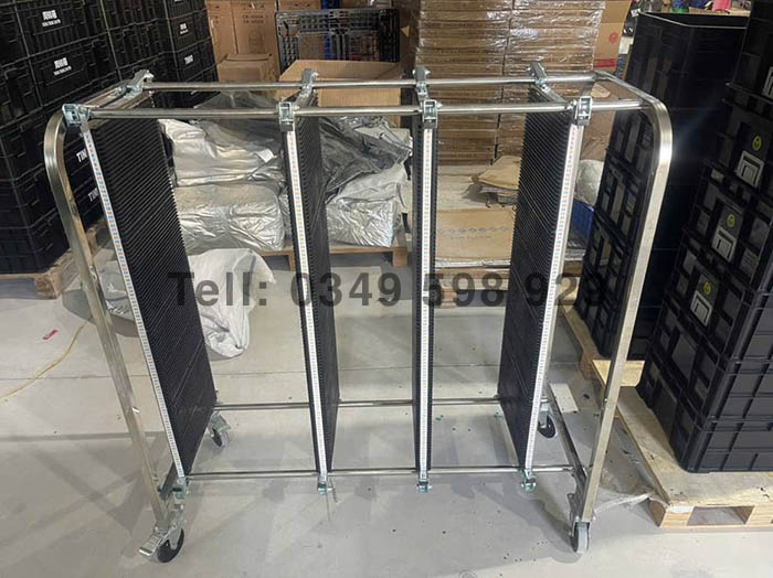 Cấu tạo khung xe Inox sáng bóng kết hợp với các vách nhựa PP màu đen. Khung xe được gia cố chắc chắn, đảm bảo không bị biến dạng dưới tải trọng lớn.