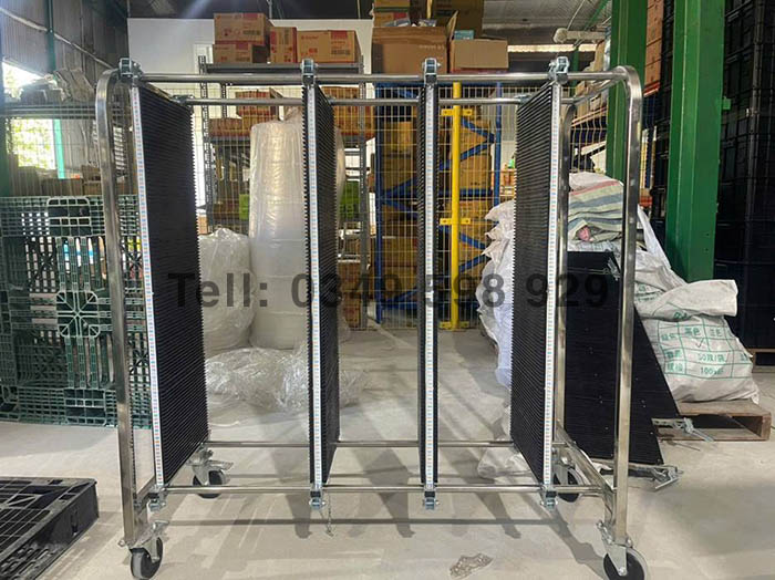 Cận cảnh hệ thống bánh răng và thanh ray điều chỉnh độ rộng. Thiết kế này giúp kỹ thuật viên thay đổi kích thước khoang chứa chỉ trong 30 giây.