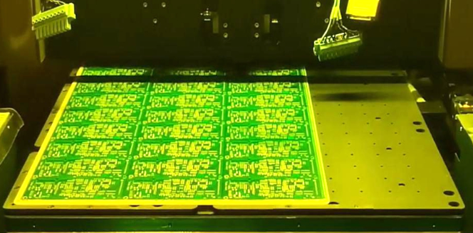 Ứng dụng băng dính giấy 3M 244 che chắn bảo vệ linh kiện trên bảng mạch điện tử PCB trong quá trình sản xuất.