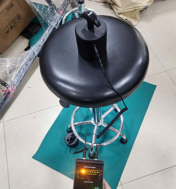 Kiểm tra độ chống tĩnh điện của ghế bằng máy đo điện trở bề mặt chuyên dụng